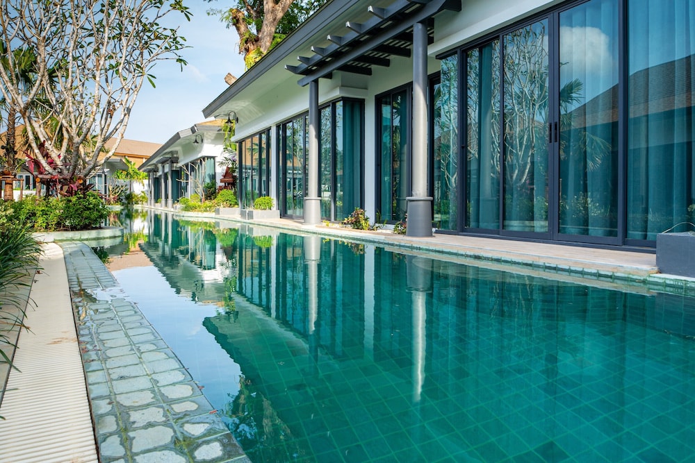 Deluxe Pool Access - Photo 4