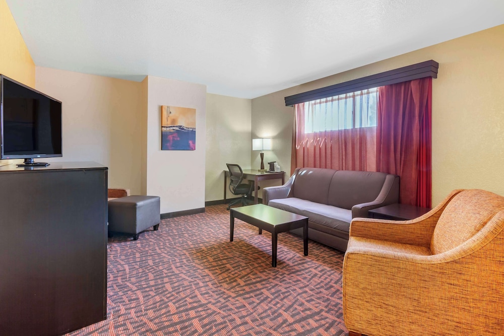 Suite, Multiple Beds, Non Smoking - Photo 2