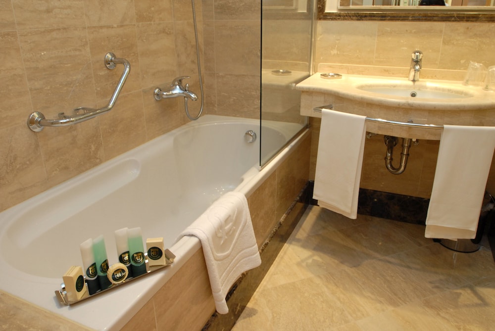 Superior King Room - Photo 8