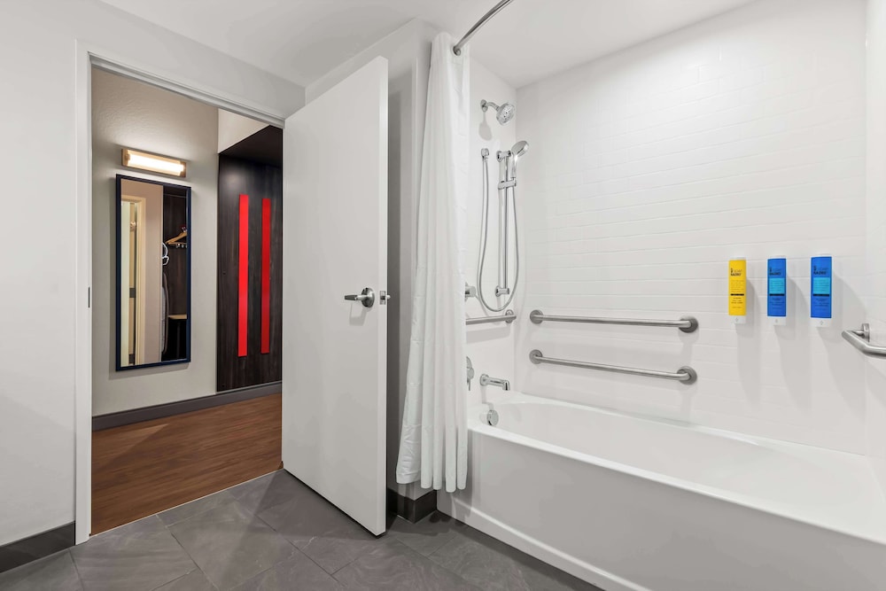 Room, 2 Queen Beds, Accessible, Bathtub - Photo 5