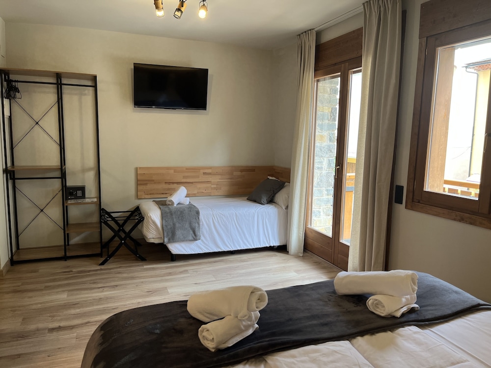 Comfort double with balcony - 1 double bed + 1 single photo 2