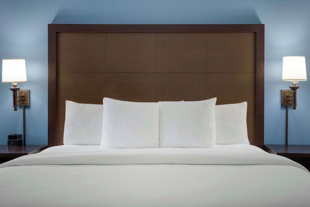 Deluxe Room, 1 King Bed, Non Smoking - Photo 3
