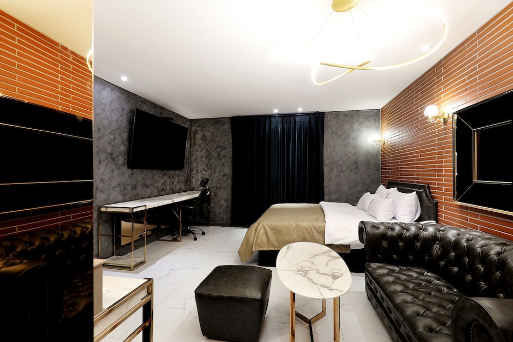 VIP Room - Photo 14