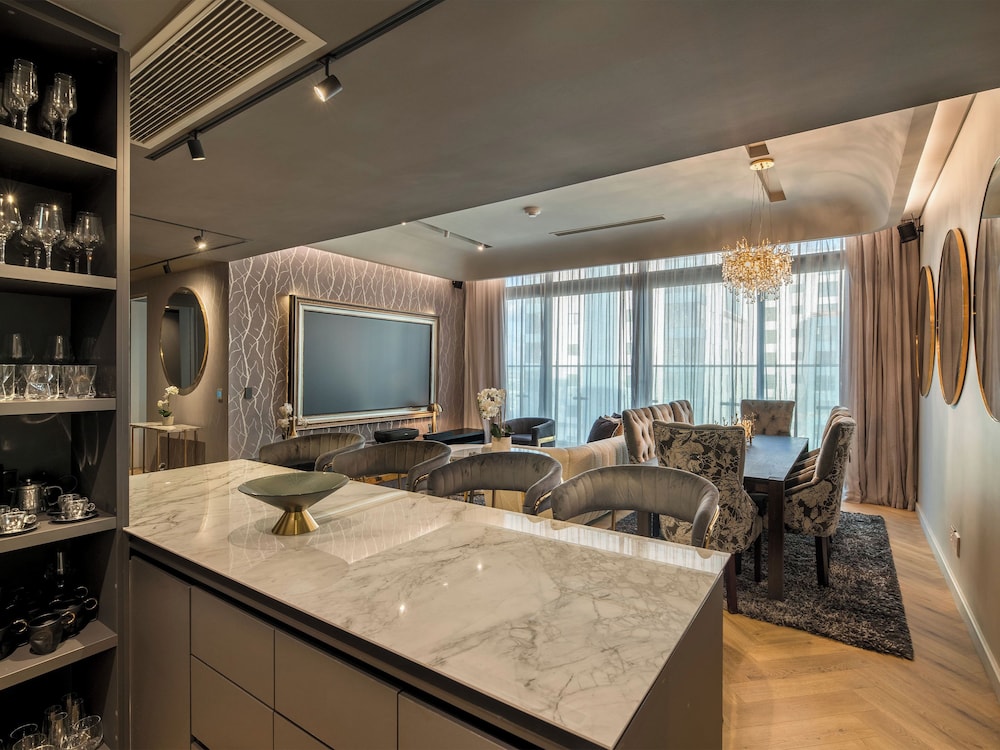 Executive Suite - Photo 14