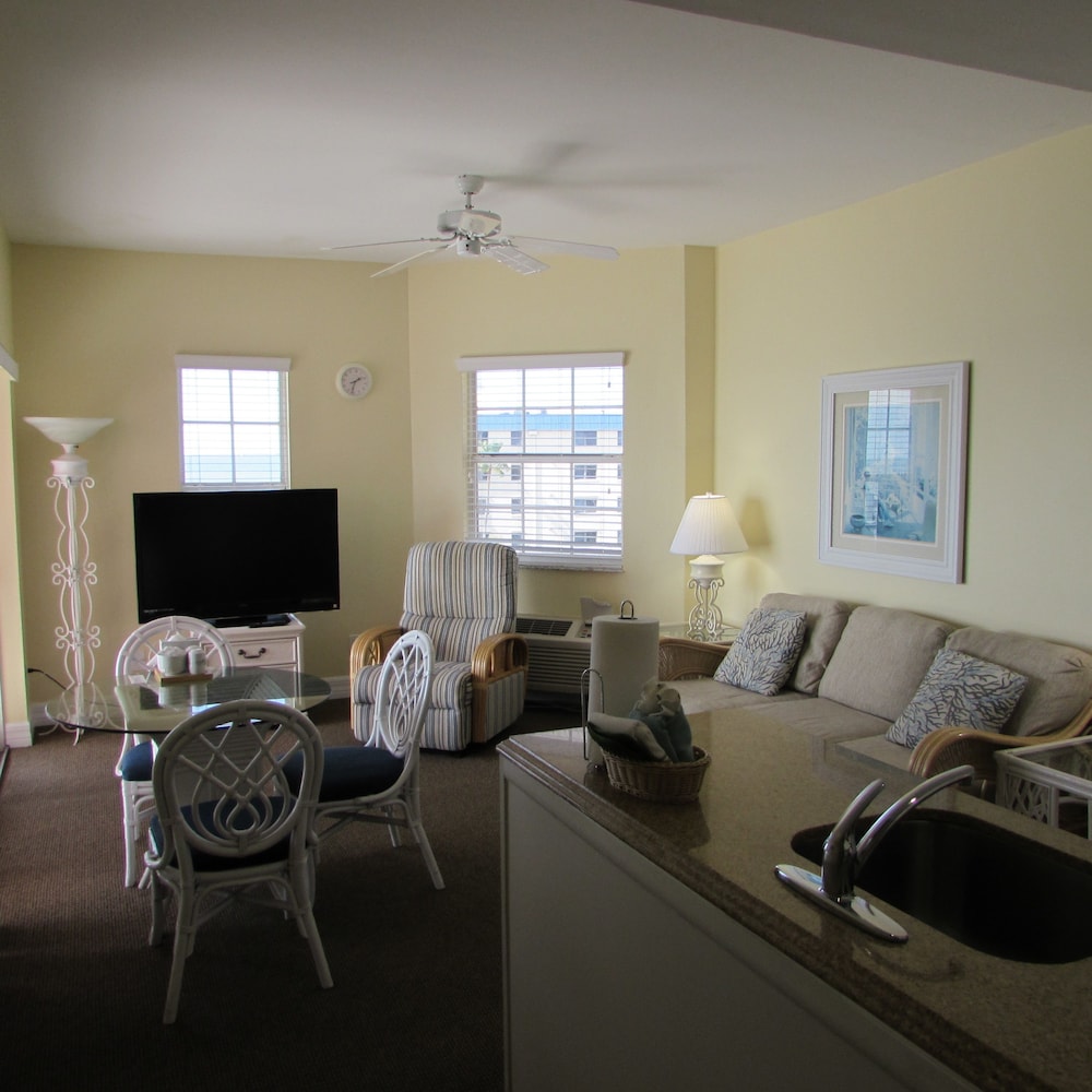 Apartment, Multiple Beds, Partial Ocean View