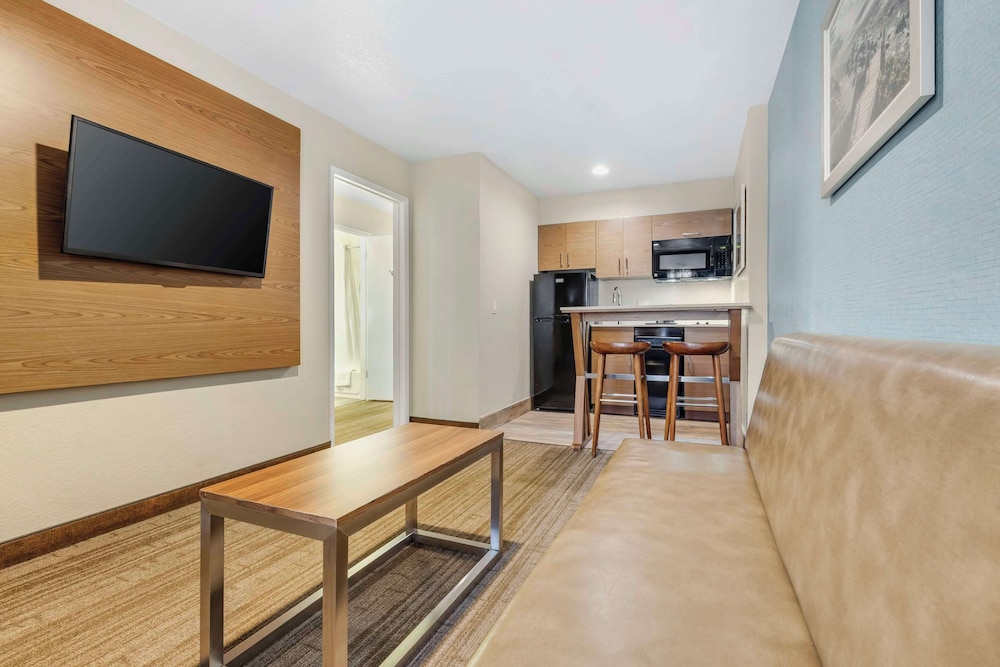 Suite, 1 King Bed, Non Smoking, Kitchen (1st Fl;Pet Friendly;FWY Side, FK) - Photo 3