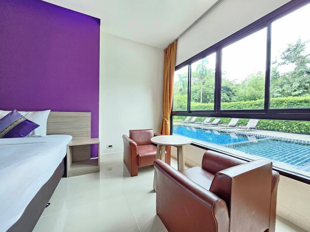 Standard Suite Pool Access photo 3