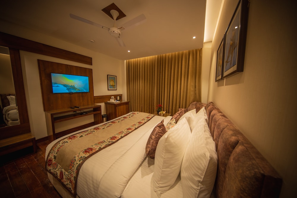 Premium Room with Private Balcony - Photo 3
