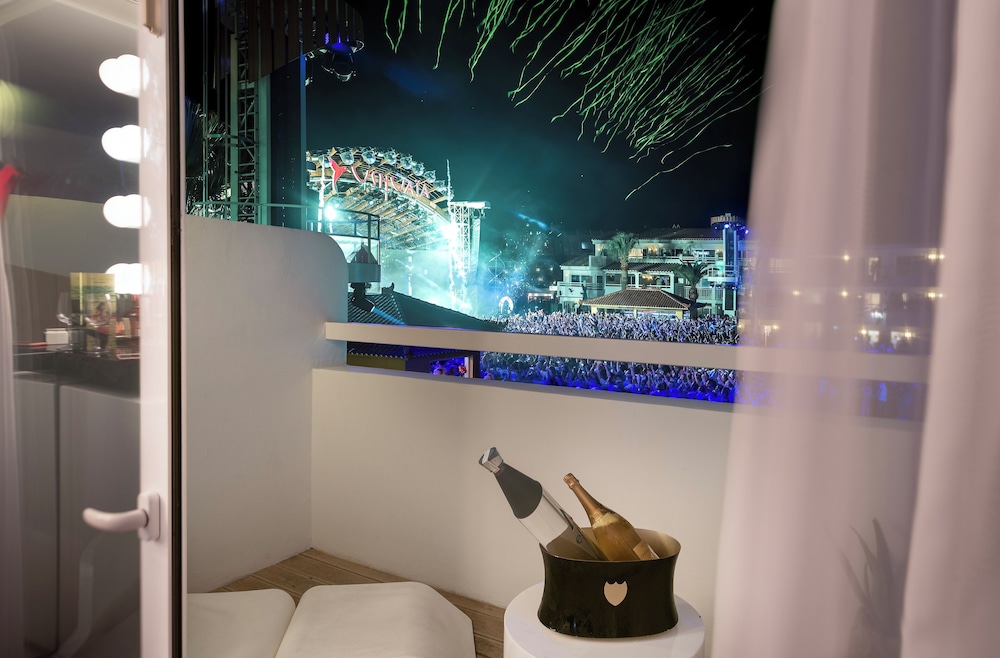 Superior Party View - Entrance to Ushuaia Club Included