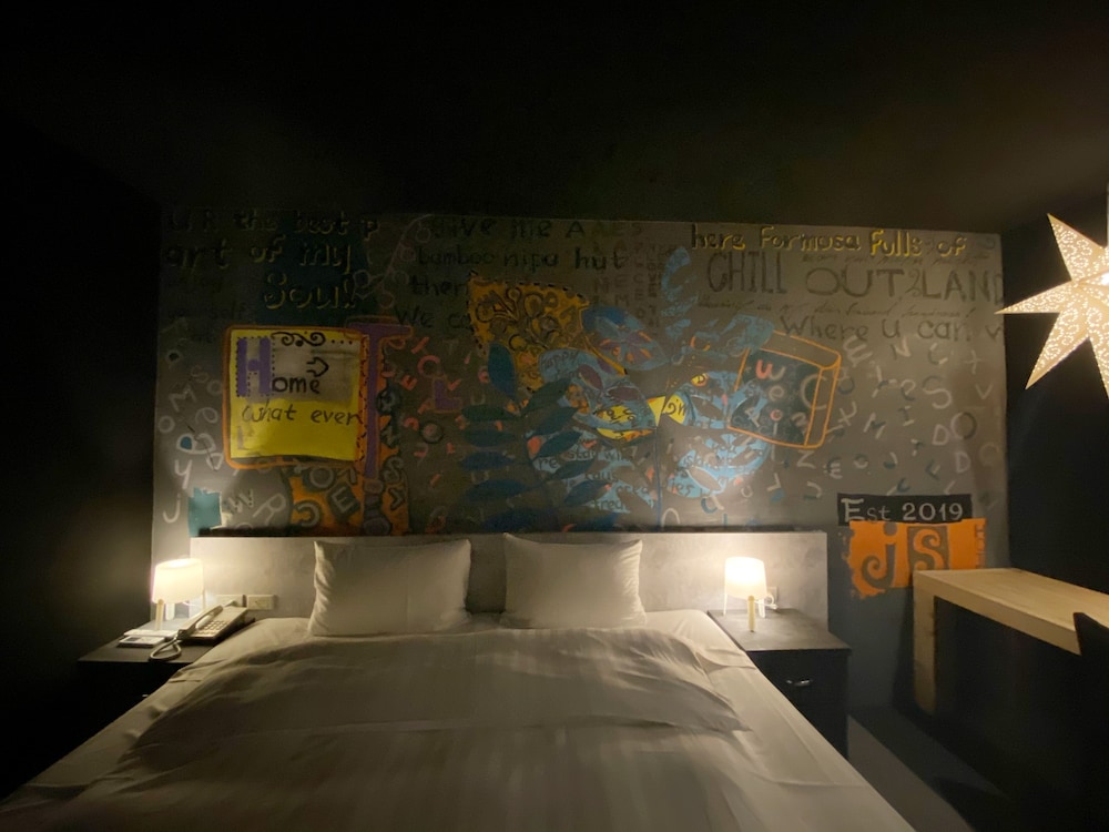 Signature Double Room, 1 King Bed photo 3