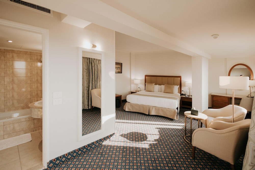 Executive Suite with Baron Palace View thumbnail 5