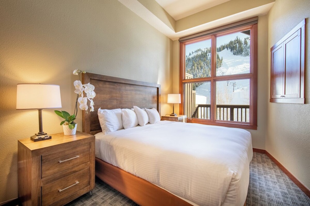 Premier Condo, 2 Bedrooms, Mountain View