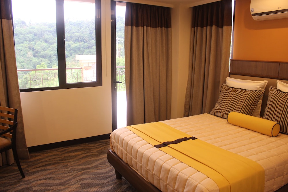 Deluxe Queen Bed with Lake view photo 2
