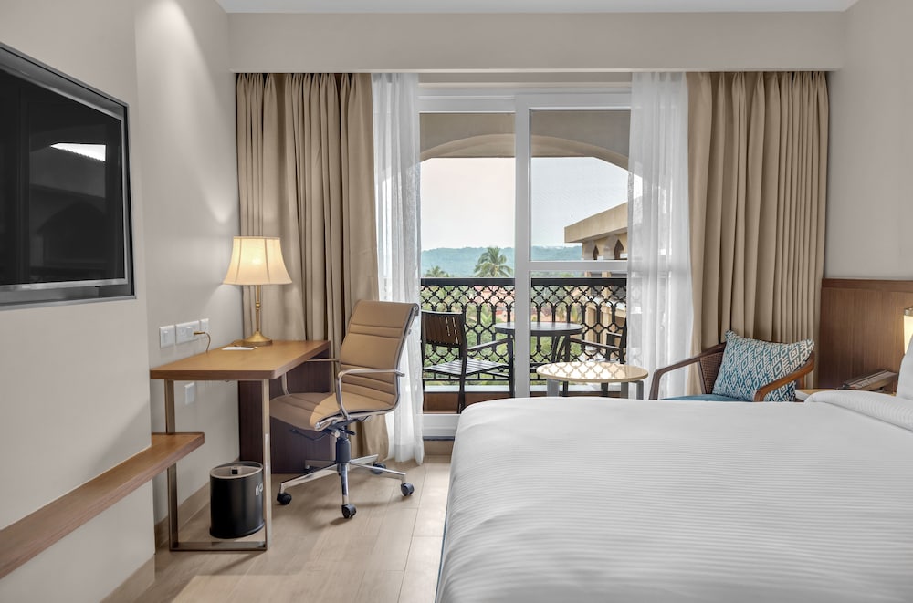 Suite, 1 Queen Bed, Balcony - Photo 3