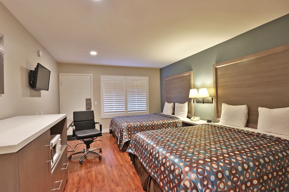 Room, 2 Queen Beds, Non Smoking photo 1
