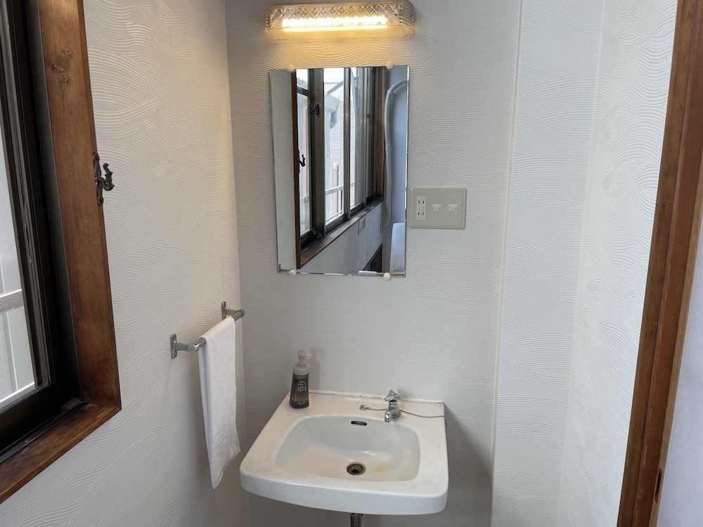 Twin Room, Shared Bathroom photo 3