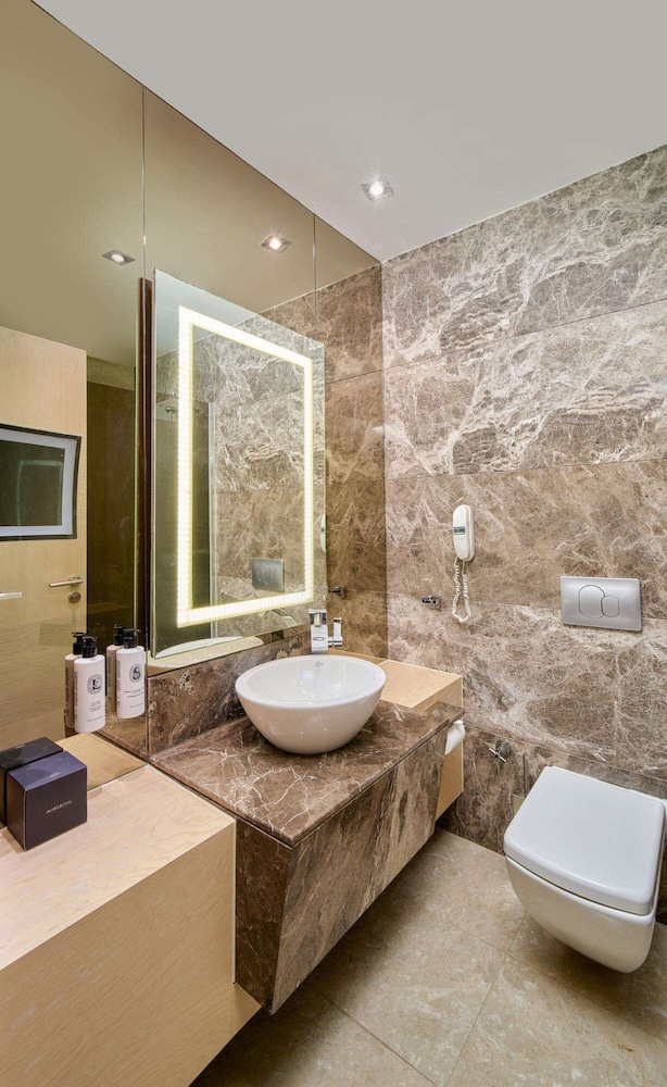Terrace Lagoon Family Suite thumbnail 6