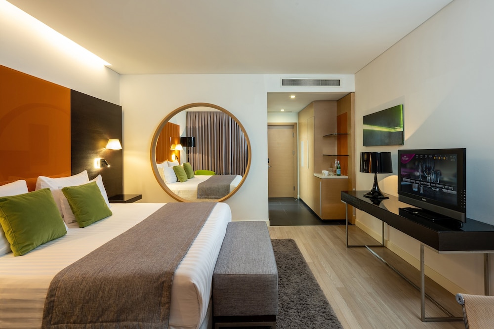 Standard Room, 1 King Bed - Photo 3