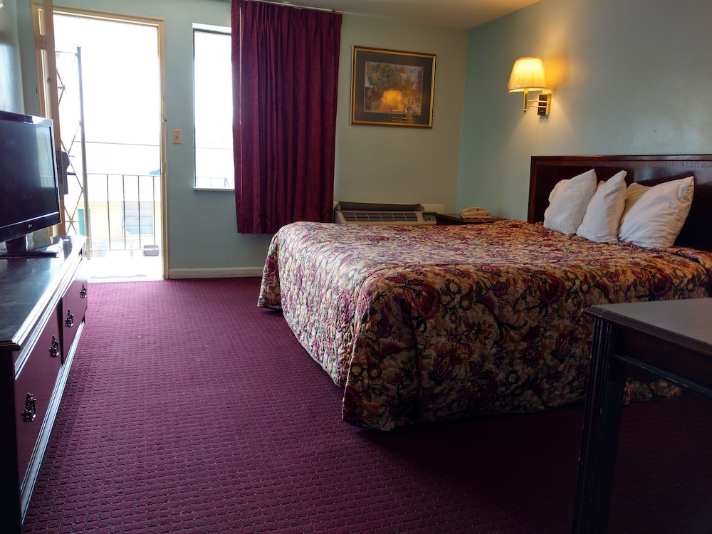 Standard Room, 1 King Bed, Non Smoking photo 2