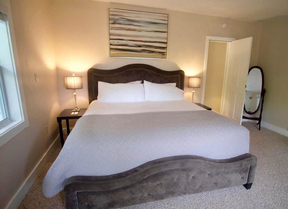 2 Bedroom Suite, 1 King, 1 Queen, 2 Bath