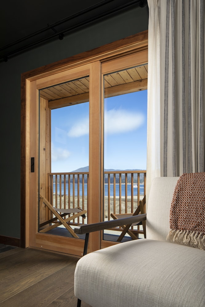 Standard Room, 1 King Bed, Lake View