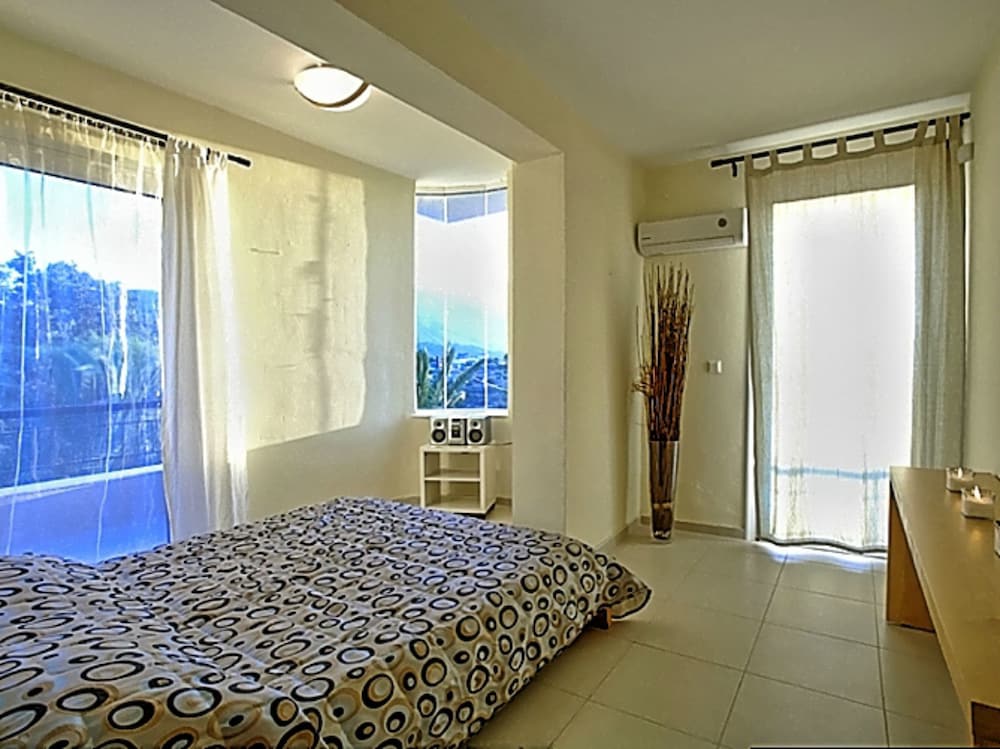 Exclusive Villa, 5 Bedrooms, Ocean View, Garden Area