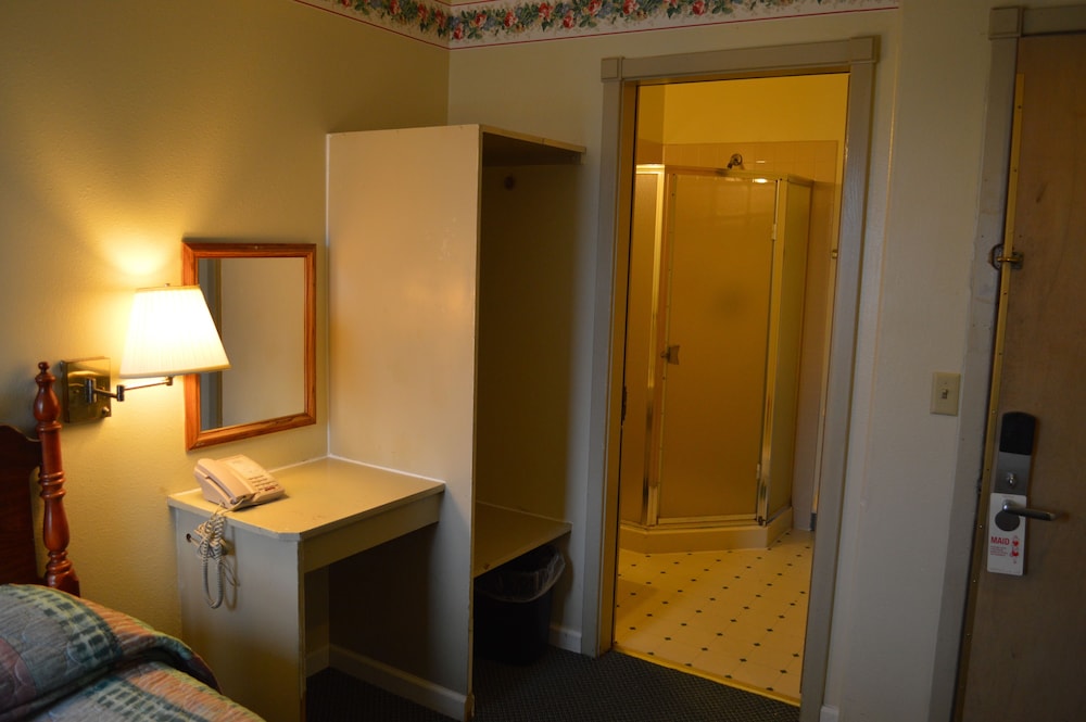 Room, 1 Queen Bed, Private Bathroom photo 2