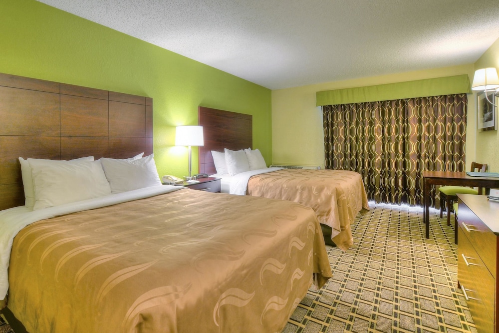 Business Suite, 2 Queen Beds, Non Smoking - Photo 3