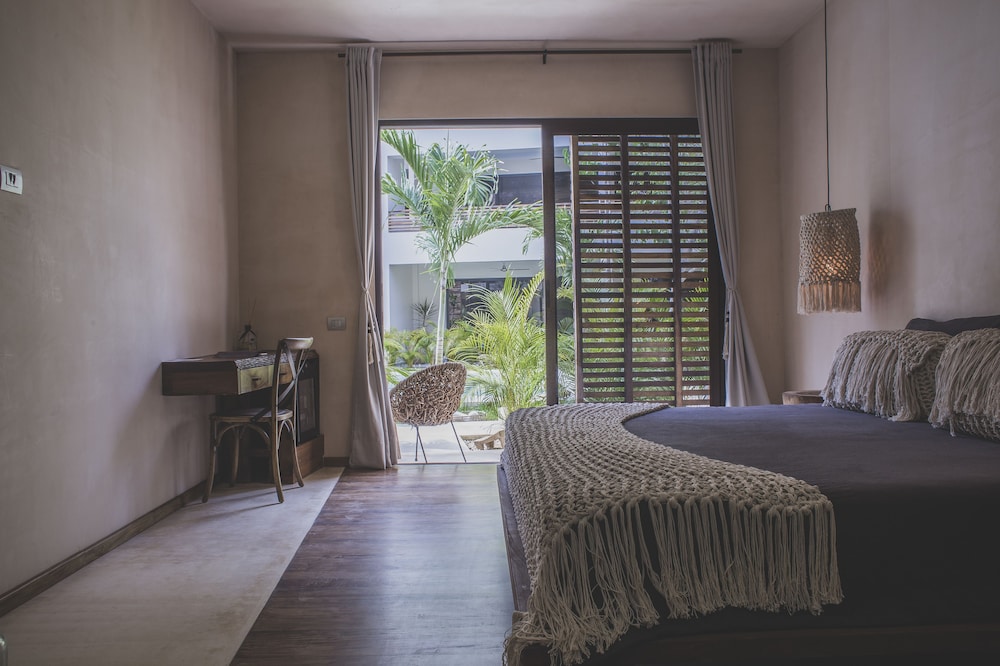 Standard Double Room, 1 King Bed, Pool View