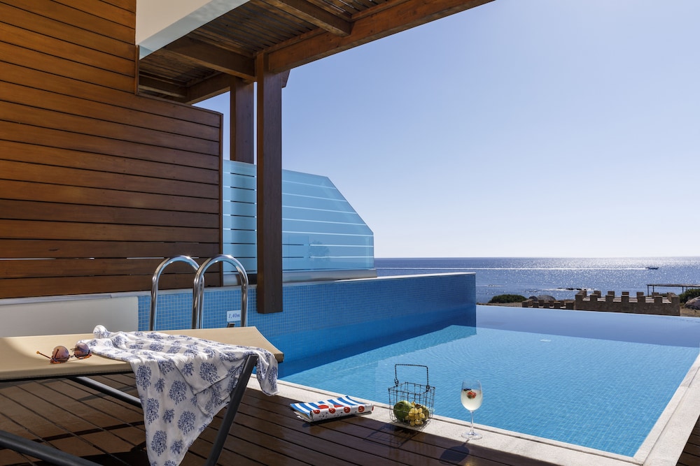 Superior Junior Suite with Private Pool & Sea View - Photo 3