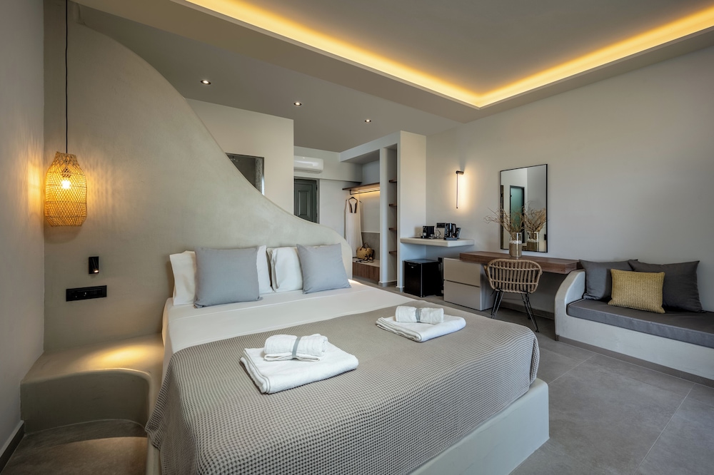 Deluxe Studio Suite, 1 Queen Bed, Balcony (Castle View)