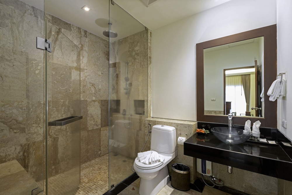 Two Bedroom Family Suite with Bathtub - Photo 3
