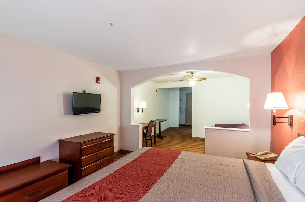 Standard Room, 1 King Bed, Smoking - Photo 9