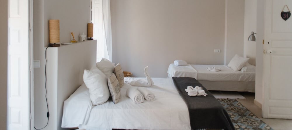 Habitación Triple Superior, con baño privado y vista a la ciudad