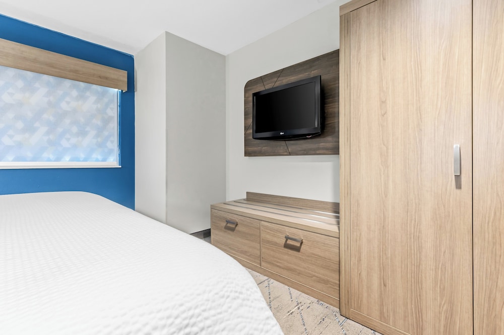Suite, 1 King Bed - Photo 2