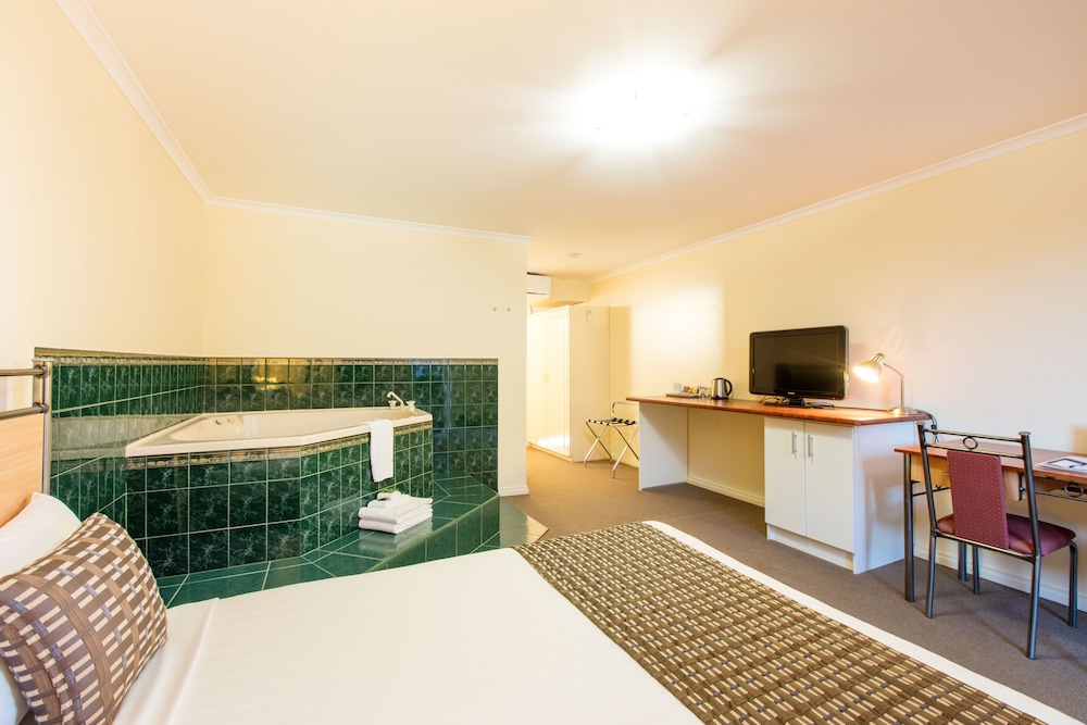 Superior Room, 1 Queen Bed, Jetted Tub