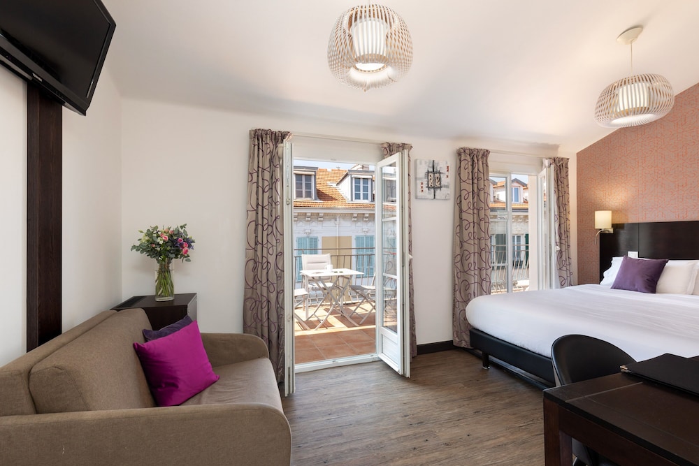 Junior Suite, 1 Queen Bed with Sofa bed - Photo 1