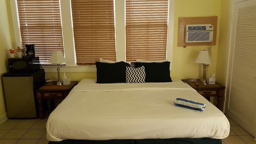 Standard Room 1 King Bed at Wicker House, 913 Duval Street