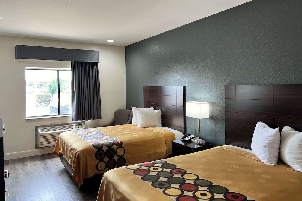 Standard Room, 2 Queen Beds, Non Smoking - Photo 2