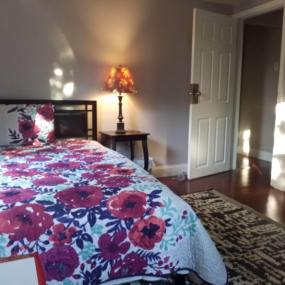 Economy Room, 1 Double Bed, Non Smoking, Shared Bathroom - Photo 5
