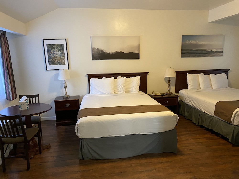 Standard Room, 2 Queen Beds photo 3
