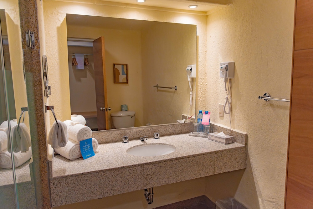 Deluxe Partial Bay View - Photo 5