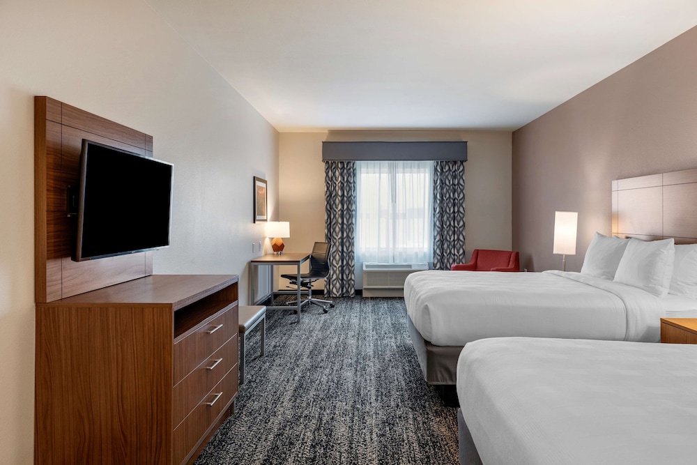 Suite, 2 Queen Beds, Accessible, Refrigerator & Microwave (with Sofabed) - Photo 2