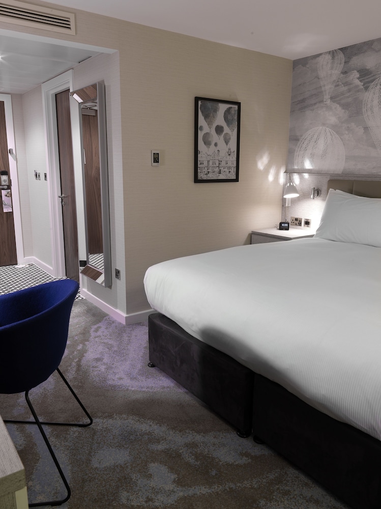 Deluxe Room, 1 King Bed photo 2