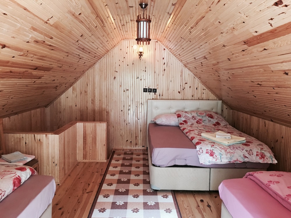 Basic Bungalow, Multiple Beds