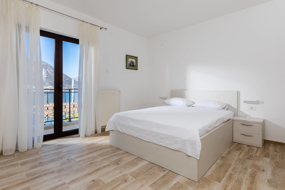Apartment, 2 Bedrooms, Balcony, Sea View photo 2