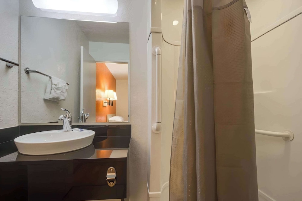 Standard Room, 2 Double Beds, Non Smoking, Refrigerator & Microwave photo 3