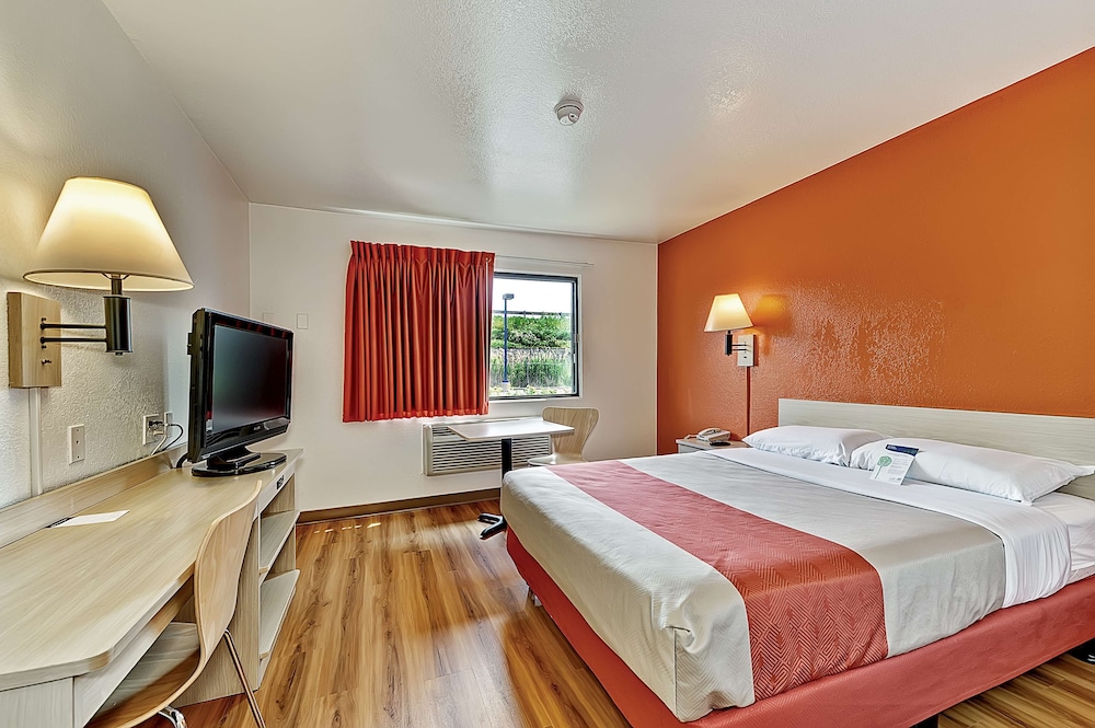 Deluxe Room, 1 King Bed, Non Smoking, Refrigerator photo 2