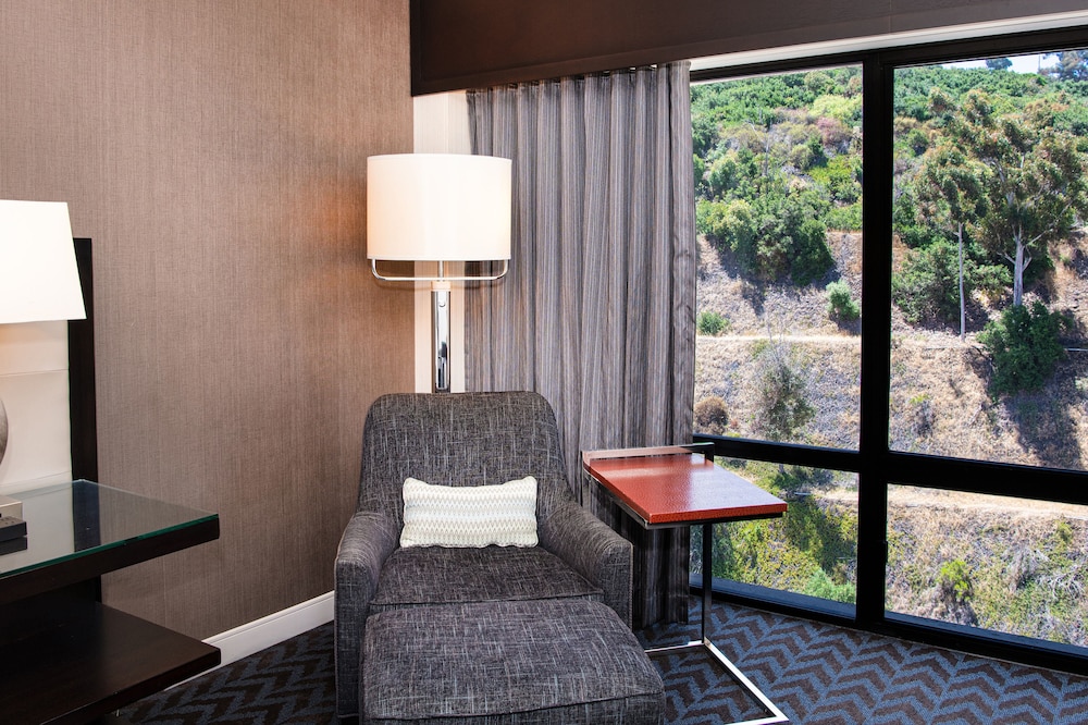 Room, 1 King Bed (Mobility Accessible, Tub) - Photo 2