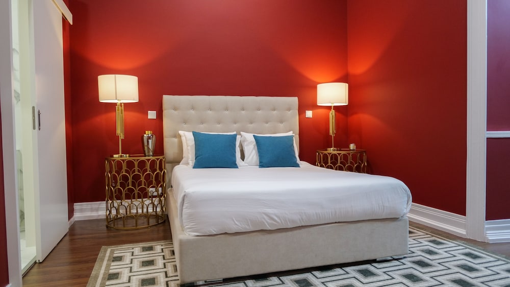 Studio, 1 Queen Bed with Sofa bed (Red) photo 1